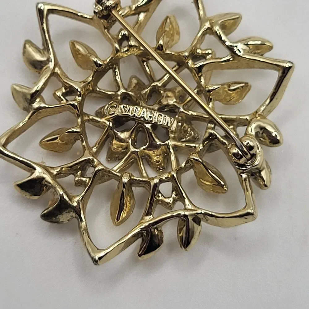 Vintage 1962 Sarah Coventry Canada 3D Gold Peta Lure Brooch 1.75in